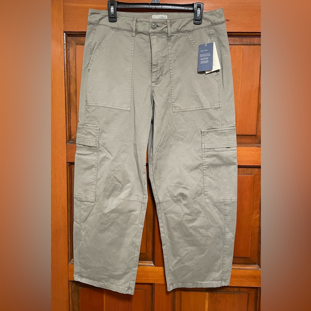 NWT Universal Thread Sage Cropped Cargo Pants